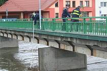 Kvůli řízenému odpouštění nádrže Nové Mlýny se zvedla hladina řeky Dyje v Břeclavi. Strážníci kontrolovali její stav a hasiči uvolňovali naplaveniny pod mosty. 