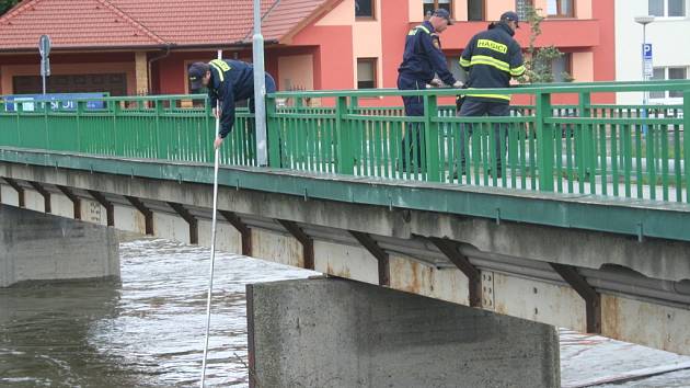 Kvůli řízenému odpouštění nádrže Nové Mlýny se zvedla hladina řeky Dyje v Břeclavi. Strážníci kontrolovali její stav a hasiči uvolňovali naplaveniny pod mosty. 