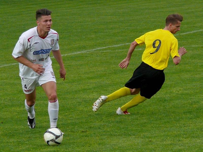 Břeclavští fotbalisté (v bílém) poprvé na jaře zvítězili. Porazili Hlučín 2:1.