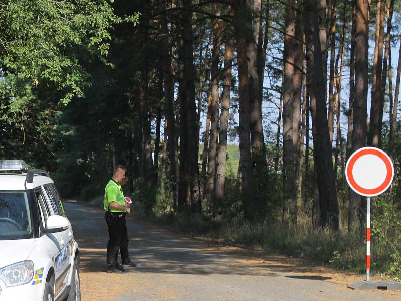 Areál věznice v břeclavské části Poštorná hlídají policisté. Zřizují tam mobilní zařízení pro běžence. K jejich přemístění na toto místo dojde pouze v případě zhoršené situace v počtu zajištěných ilegálních migrantů. 