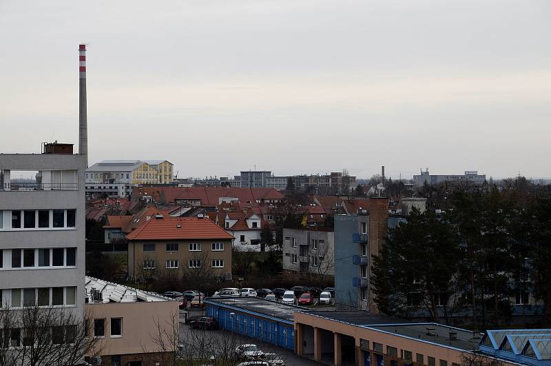 Střechy nad budovami břeclavské nemocnice jsou již kompletně opravené. Více jak jednadvacet tisíc metrů čtverečních poničily kroupy, které předcházely tornádu v červnu loňského roku.