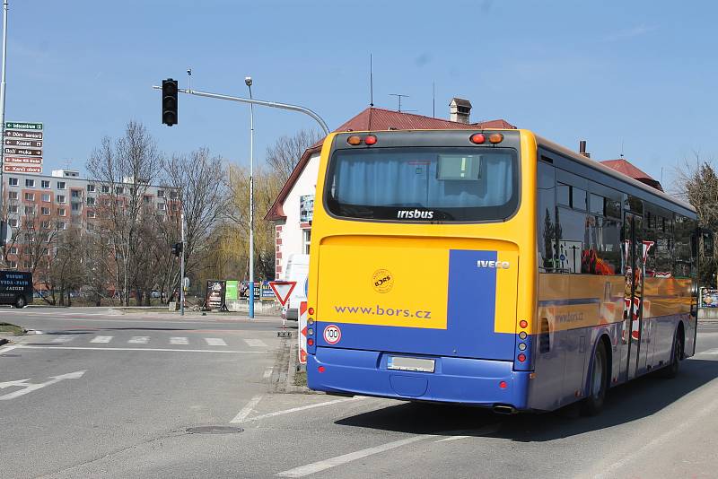 Dělníci mění zastaralé semafory na hlavním tahu Břeclaví. Nahrazují je moderními s kamerami.