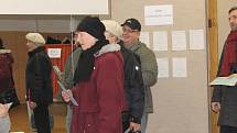 Do volební místnosti v břeclavském Domě školství proudily davy lidí již před otevřením v pátek ve dvě hodiny odpoledne.