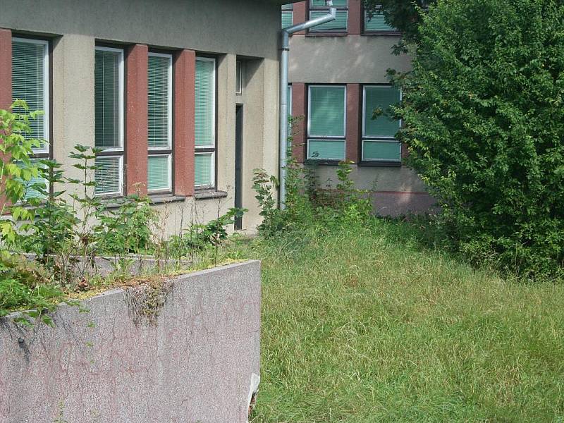 Zchátralá budova bývalé mateřské školy Na Pěšině v Břeclavi.