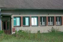 Zchátralá budova bývalé mateřské školy Na Pěšině v Břeclavi.