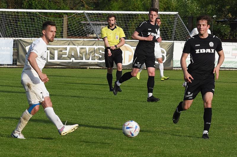 Fotbalisté Lanžhota (v bílém) remizovali se Žďárem nad Sázavou 2:2.