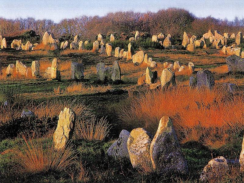 Eneolitické menhiry v Carnacku (Francie).
