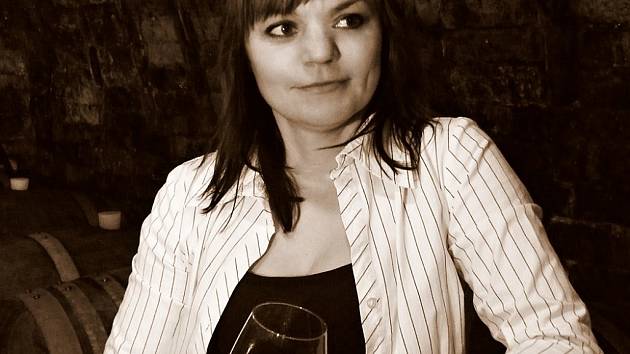 Helena Bednaříková podniká ve vinařské branži od roku 2008. Kromě výroby dvaceti tisíc lahví se věnuje kvartetu dětí. Nejstarší syn vinařinu studuje.