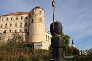 OBRAZEM: Zámecký park v Mikulově zdobí nová socha Hvězdář
