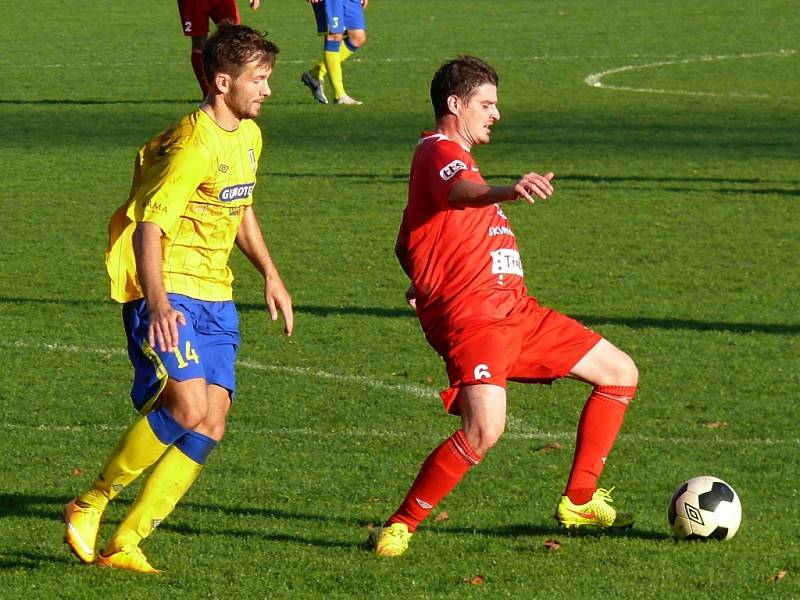 Břeclavští fotbalisté (ve žlutém) doma porazili Třebíč.