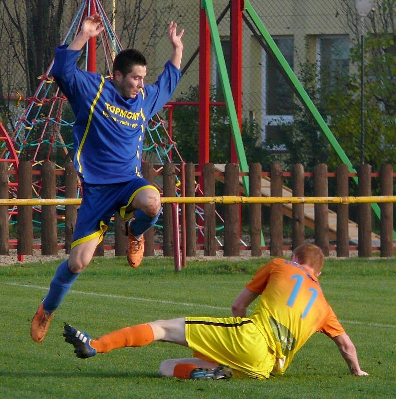 Fotbalisté Velkých Bílovic (v modrém) porazili v okresním přeboru hustopečské áčko.