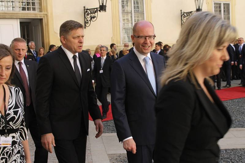 Společné zasedání vlád České republiky a Slovenska hostí Valtice. Premiéři Sobotka a Fico se i se svými kabinety sešli na zámku.