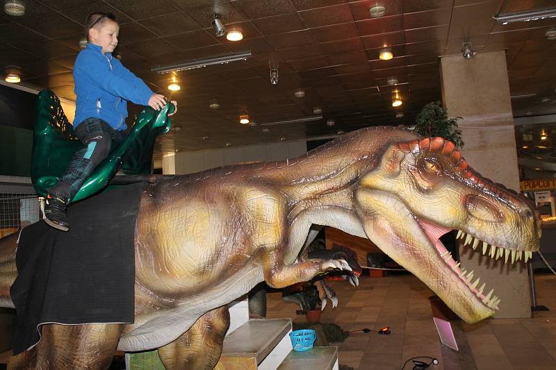 Na pravěký svět se proměnil břeclavský Dům kultury Delta. Německá firma sem přivezla modely dinosaurů. Největší zájem vzbuzoval po kulturním domě kráčející kolos, v jehož útrobách se skrýval svalnatý muž.