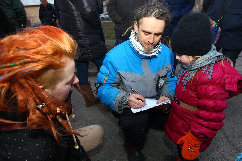 Zhruba třicet lidí se sešlo v pondělí v Břeclavi, aby protestovali proti zvolení komunistického poslance Zdeňka Ondráčka do čela komise pro kontrolu činnosti Generální inspekce bezpečnostních sborů. U pomníku obětí totalitního režimu zapálili svíčky a pod