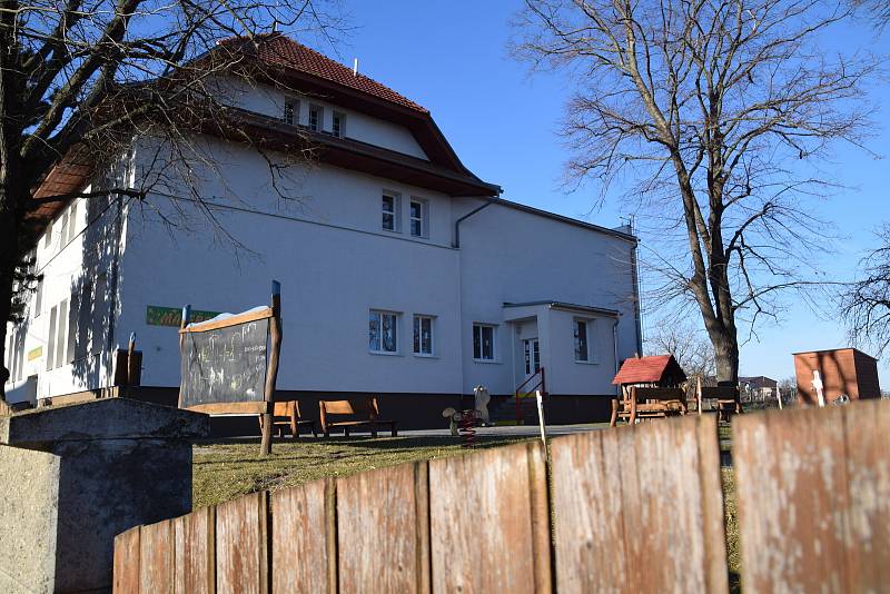 Budova mateřské školy v Zaječí na Břeclavsku nedostačuje. Tamní proto přistaví dvě nové třídy.