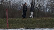 V neděli krátce po čtvrté hodině odpoledne platil na řece Moravě u Lanžhota stále třetí povodňový stupeň. Hladina ale byla stále asi o šedesát centimetrů níže než při povodních před třemi lety.