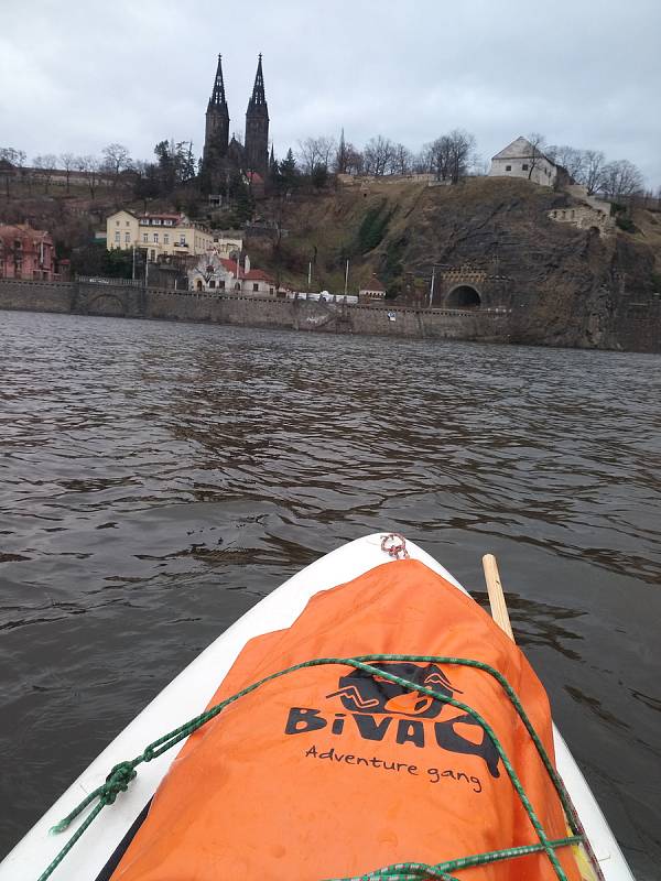 Z plavby na paddleboardu Prahou.