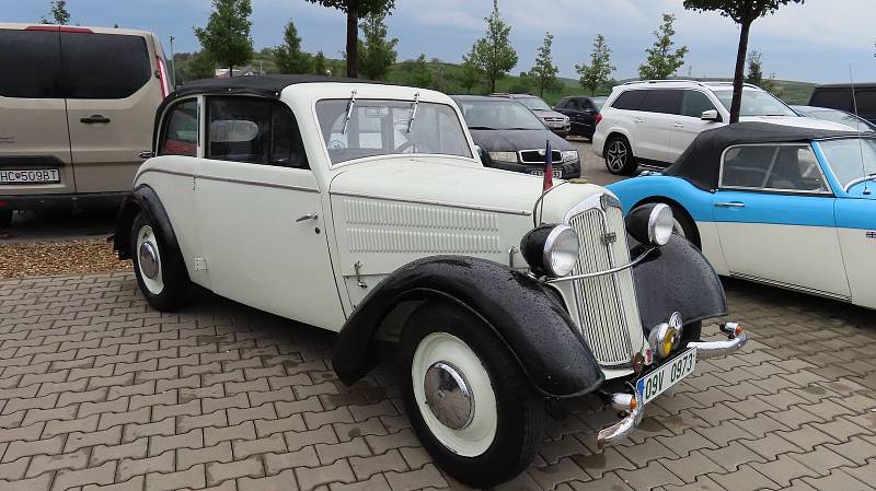 Pálavský Oldtimer přilákal na Břeclavsko desítky elegantních veteránů