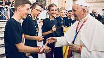 Mladý ministrant Martin Grůza si potřásl rukou s papežem