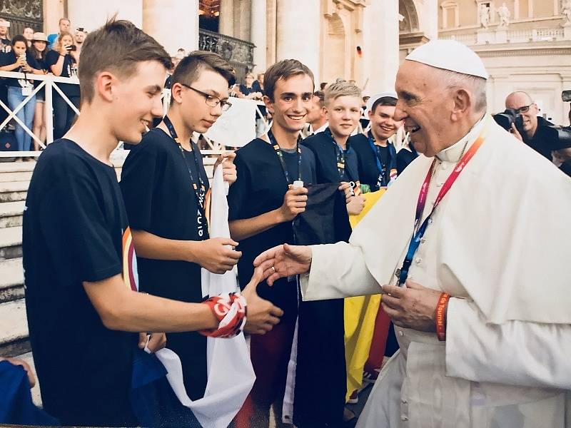 Mladý ministrant Martin Grůza si potřásl rukou s papežem