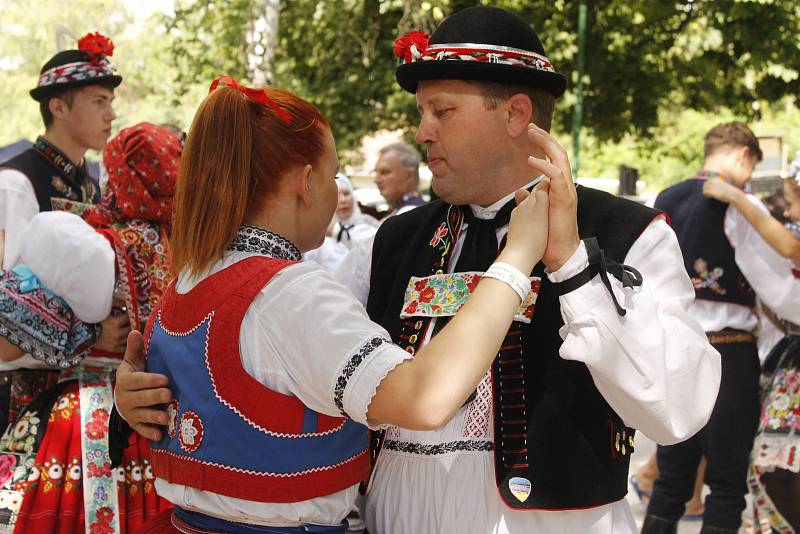 Milovníci folkloru a krojů si dali v sobotu setkání ve Starovicích. V tamním areálu U Myslivny se sešlo okolo tří stovek krojovaných z Břeclavska i dalších regionů. Přijeli dokonce i folkloristé ze Slovenska.