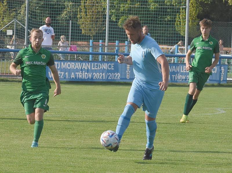 Fotbalisté Lednice (v modrých dresech) vstoupili do krajského přeboru výhrou 1:0 nad Ráječkem.