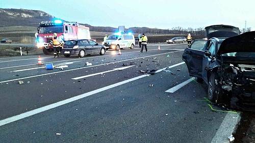 Nehoda dvou osobních aut zkomplikovala dopravu ve čtvrtek večer u Perné. Silnice byla od půl šesté večer neprůjezdná.