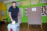 Brzy v pátek odvolil Jakub Matuška, lídr opozičního sdružení Mladí a neklidní. Komunální volby v Břeclavi na Základní škole Jana Noháče.