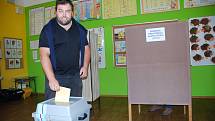 Brzy v pátek odvolil Jakub Matuška, lídr opozičního sdružení Mladí a neklidní. Komunální volby v Břeclavi na Základní škole Jana Noháče.