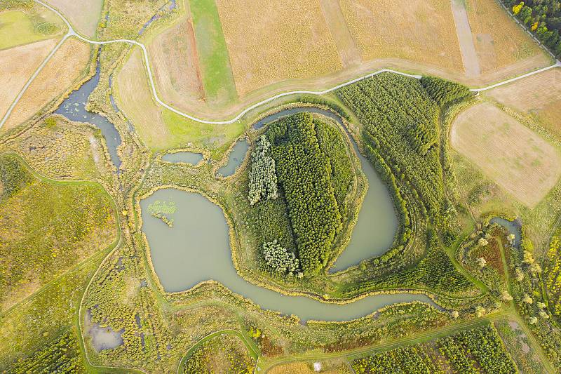 Oblast, na jejíž obnově se svým projektem výrazně podílel krajinářský architekt Přemysl Krejčiřík se svým týmem, se za posledních sedmnáct let rozšířila o sto hektarů lesa. Uměle vzniklo na čtrnáct nových tůní a jezera s rozlohou dvaačtyřiceti hektarů. Os