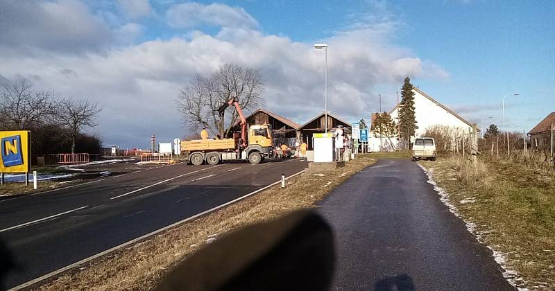 Na hraničním přechodu Mitterretzbach–Hnanice je betonová zábrana. Řidiči neprojedou.