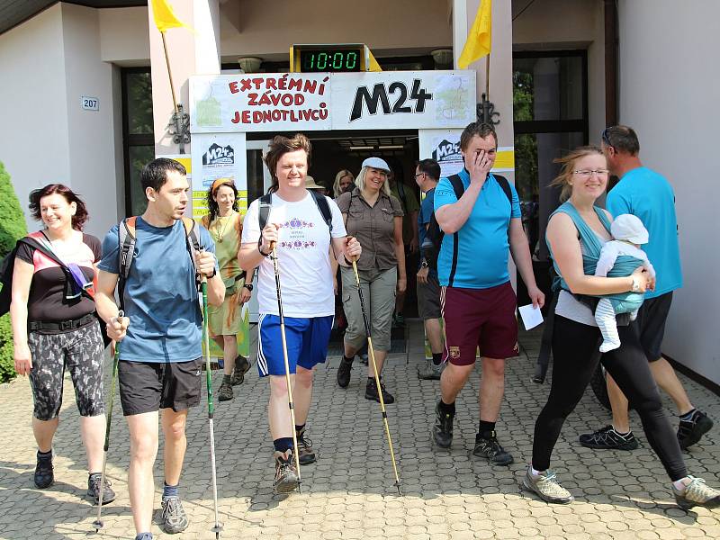 Morkůvky obešly celou republiku. Závodníci měli přesně 24 hodin na to, aby co nejvícekrát zvládli pešky vytyčený okruh asi dvanácti kilometrů. Celkem "našlapali" 2500 kilometrů.