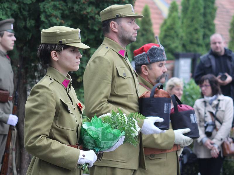 Na rakvickém hřbitově uložili urnu učitele Bohumila Horňanského, který byl v roce 1936 při tragické smrti jedenatřiceti školáků. V obecní galerii pak představili knihu o rakvických legionářích.