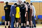 Břeclavští basketbalisté v utkání s Kroměříží.