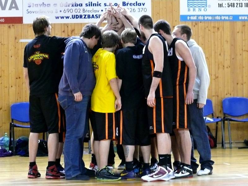 Břeclavští basketbalisté v utkání s Kroměříží.