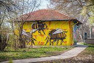 Luxusní včelí úl. Street art v Břeclavi.