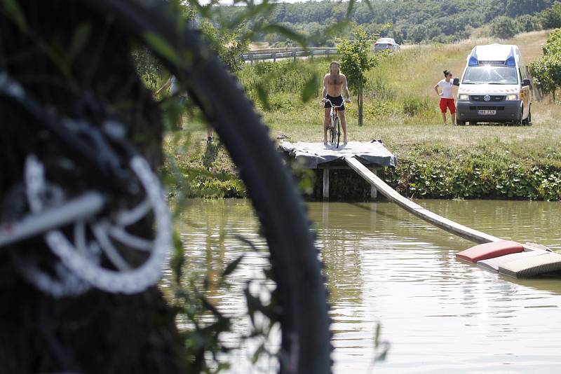 Malá vodní nádrž na okraji Milovic v sobotu sloužila k zábavě obyvatelům obce i hostům. Soutěžící se tam v jedné z disciplín snažili na kole přejet téměř třicetimetrovou lávku přes rybník. Většinou marně. Pádů do vody bylo nespočet.