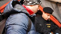 Cvičení Vlna na hraničním přechodu u Mikulova otestovalo policisty, jak si poradí se skupinou migrantů.