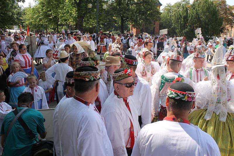 V sobotním průvodu po Břeclavi na třetím ročníku Setkání přátel jižní Moravy prošly až stovky krojovaných, dokonce i hosté ze Slovenska.