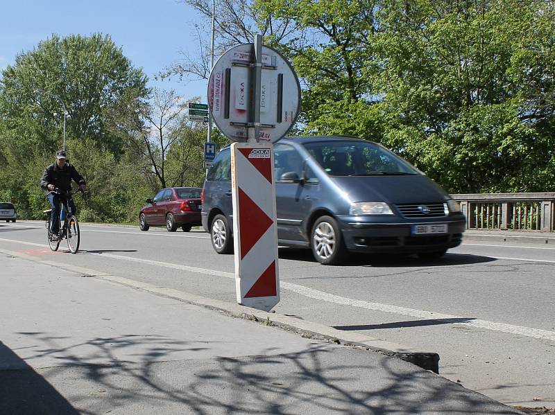 Ředitelství silnic a dálnic plánuje od 28. dubna opravu terénní nerovnosti na mostu mezi břeclavskou městskou částí Poštorná a centrem Břeclavi u prodejny Penny. Most se nachází na frekventované silnici I/55 na hlavním tahu okresním městem.