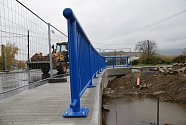 Nový most v Milovicích je téměř hotový. Zbývající práce dělníci dokončí za plného provozu.