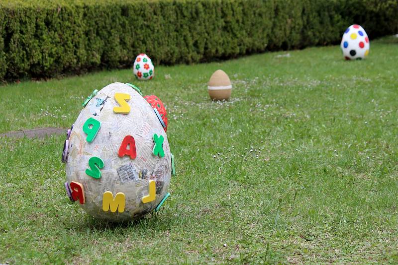 Trávník na zámku ve Valticích ozdobila velikonoční vejce, na zámecké louce se uskutečnil rokokový piknik.