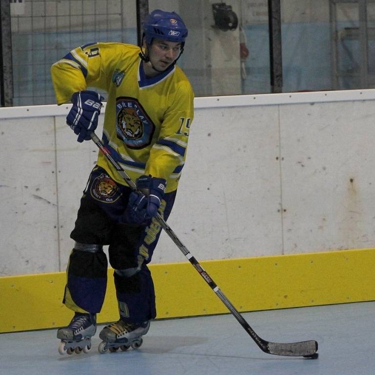 Břeclavští inline (ve žlutém) hokejisté rozstříleli na domácím prvoligovém turnaji všechny tři soupeře. 