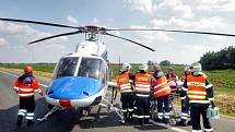 Vážná nehoda nákladního auta a dodávky zastavila v pátek odpoledne dočasně provoz na dálnici D2 nedaleko Velkých Pavlovic. Hasiči ve spolupráci se záchranáři vyprostili ze zdemolované kabiny dodávky zaklíněného řidiče. Do nemocnice s ním odletěl vrtulník.