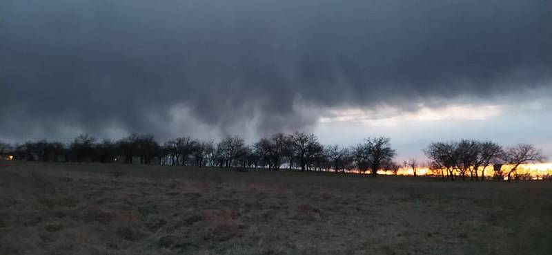 Podvečerní pochůzka po okolí Bořetic nabízí krásné panoramatické výjevy.