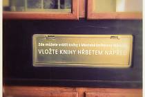 Nový Bibliobox u vchodu do knihovny v Mikulově.