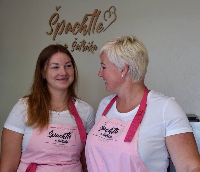 Jana Procházková vyrábí v Rakvicích na Břeclavsku řemeslnou domácí zmrzlinu. Sjíždějí se na ni místní, turisté i lidé ze širokého okolí.