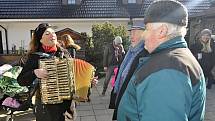 Zabijačkové pochoutky, trdelníky, víno i pivní masopustní speciál Jitrnice, ochutnali návštěvníci Vinařské zabijačky v Němčičkách.