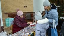 Alespoň adventní procházku od garáže ke garáži místo oblíbeného jarmarku si užili lidé v Lanžhotu. Nakoupit  mohli dobroty, keramiku, vánoční ozdoby a další dárky pod stromeček.