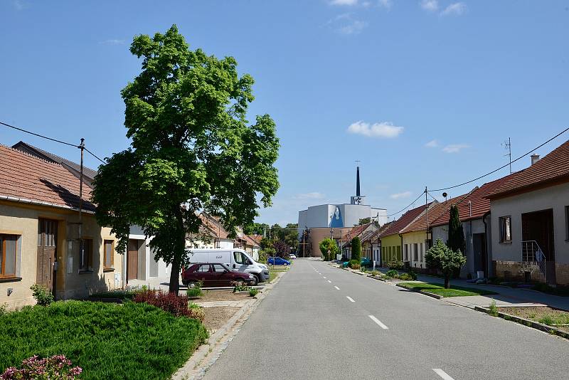 Příjemné sobotní počasí vytáhlo mnoho výletníků na letošní otevírání Lichtenštejnských stezek na Břeclavsku.